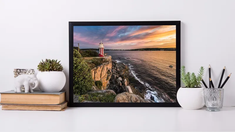 Постер «Маяк Хорнби» над диваном в гостиной