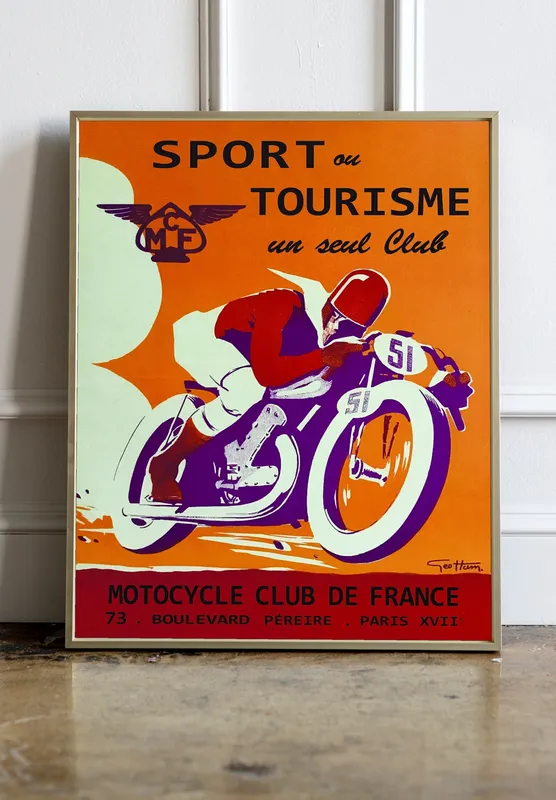 Постер «Мотоклуб Де Франс» на стене в офисе