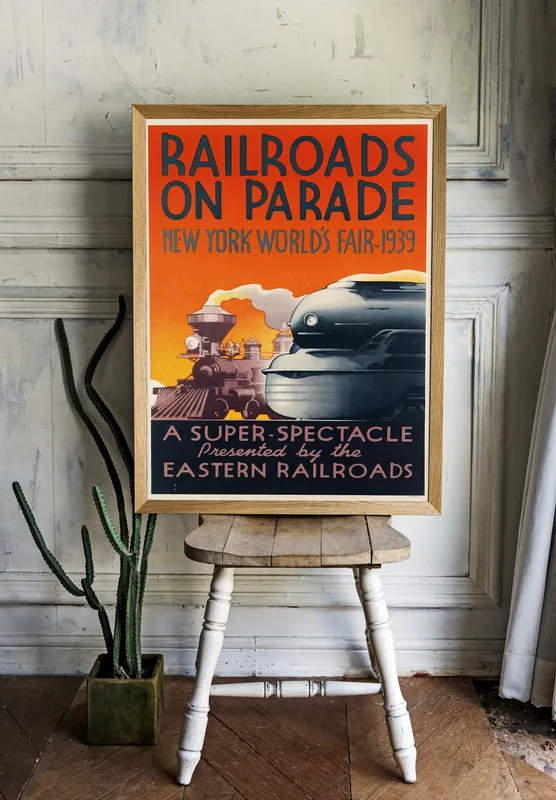 Постер «Поезда - Железные дороги на параде» над диваном в гостиной