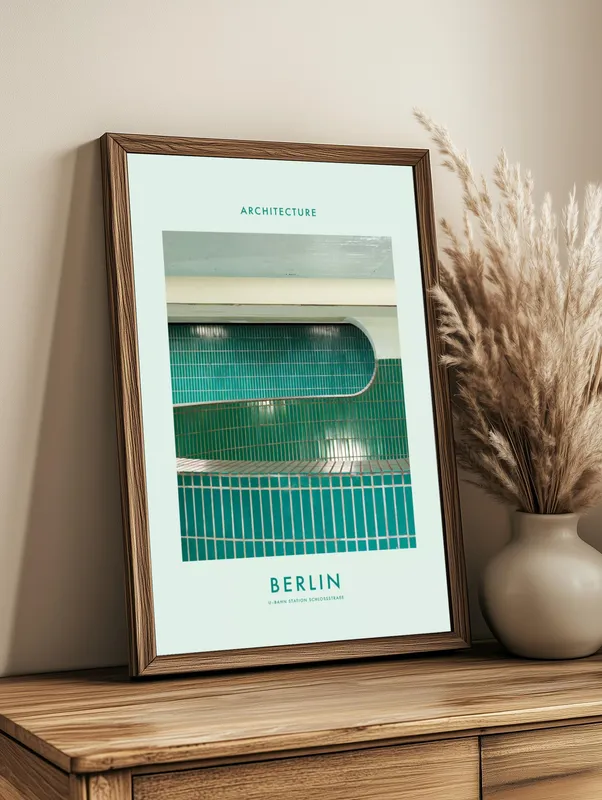 Постер «Берлинская Станция Метро» на стене в офисе