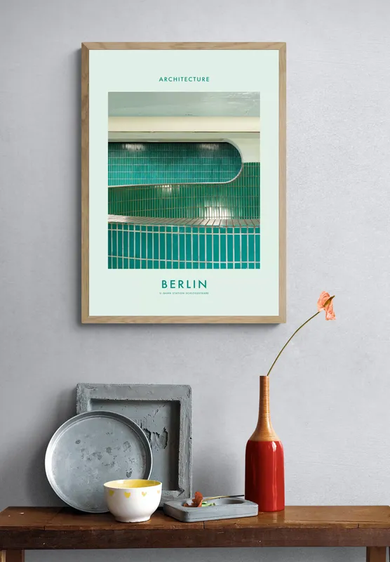 Постер «Берлинская Станция Метро» над диваном в гостиной