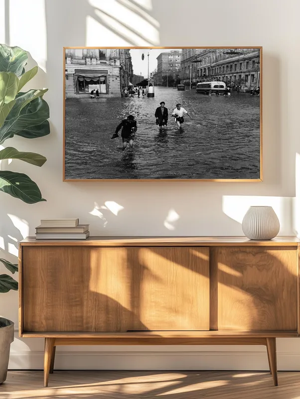 Постер «Наводнение в Москве» на стене в офисе