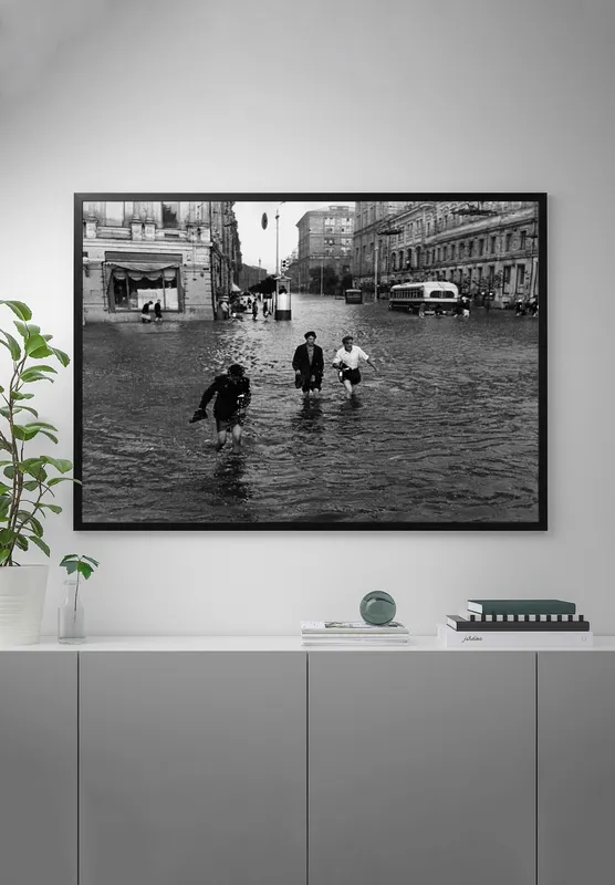 Постер «Наводнение в Москве» над диваном в гостиной