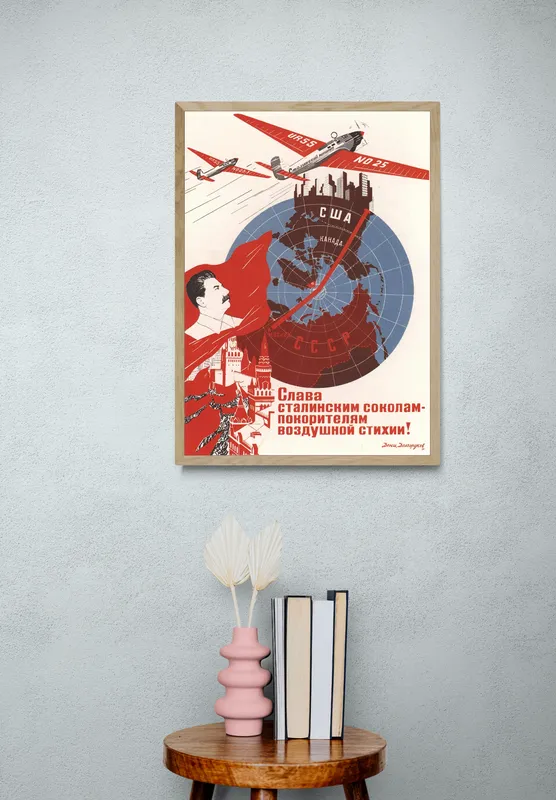 Постер «Советские летчики» над диваном в гостиной