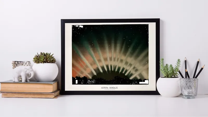 Постер «Северное сияние» над диваном в гостиной