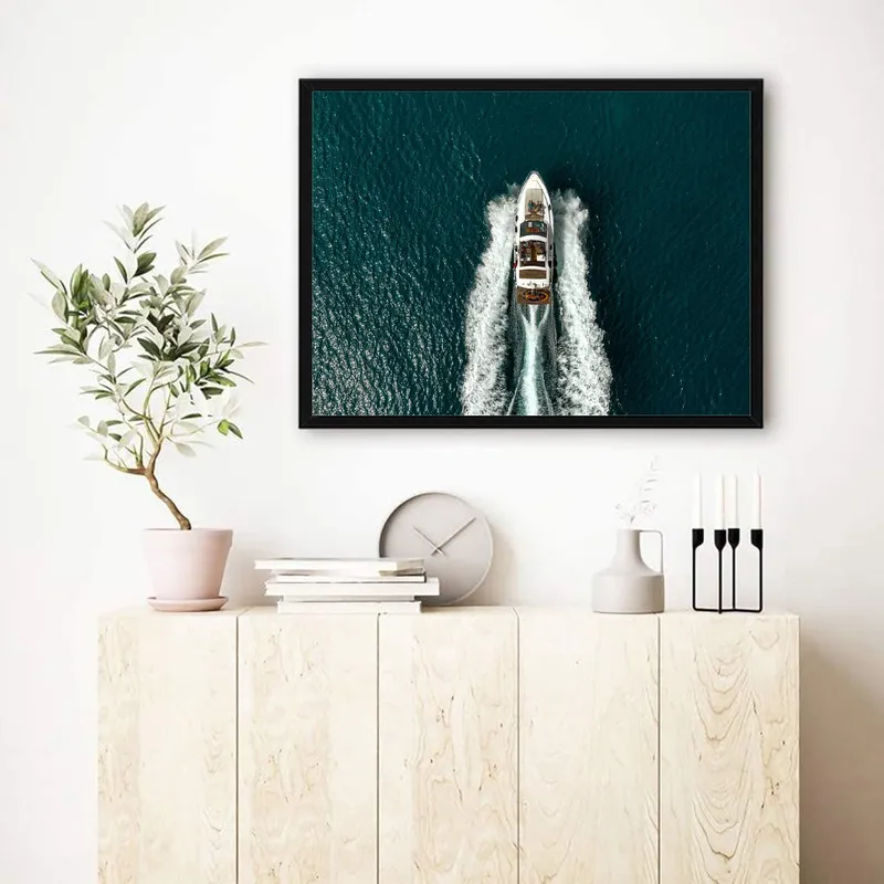 Постер «Яхта в открытом море» над диваном в гостиной