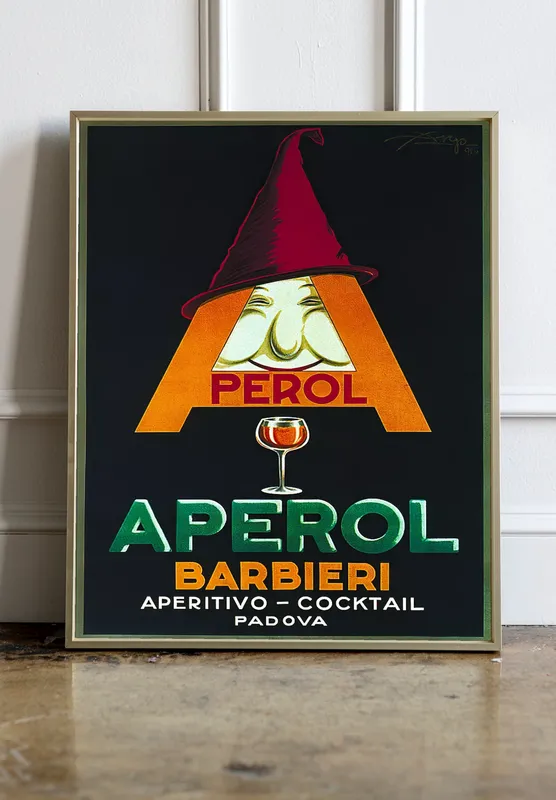 Постер «Коктейль» над диваном в гостиной