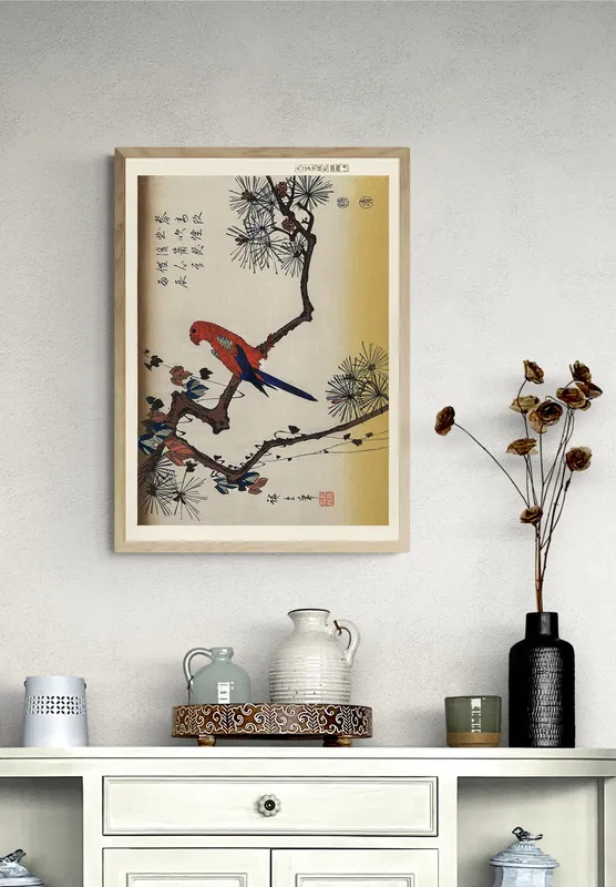 Постер «Попугай Ара на ветке сосны» над диваном в гостиной