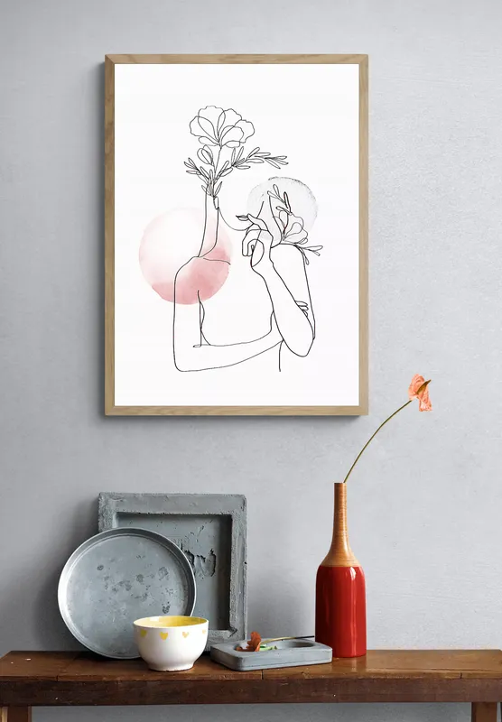 Постер «Грациозная особа» над диваном в гостиной