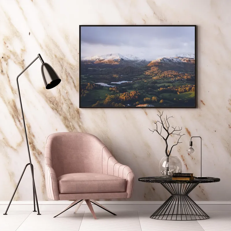 Постер «Горная долина - Великобритания» на стене в офисе