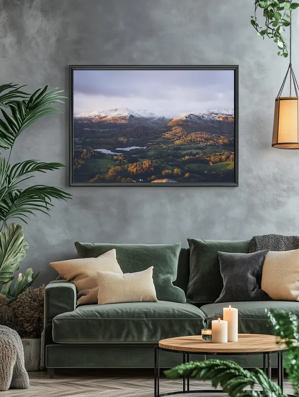 Постер «Горная долина - Великобритания» над диваном в гостиной