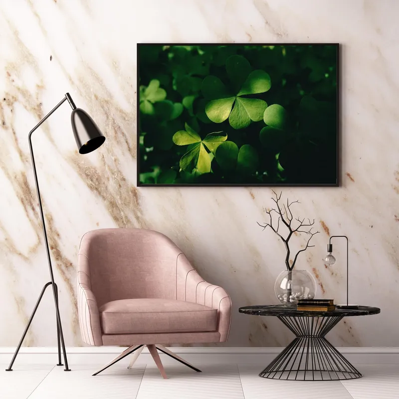 Постер «Яркий клевер» над диваном в гостиной