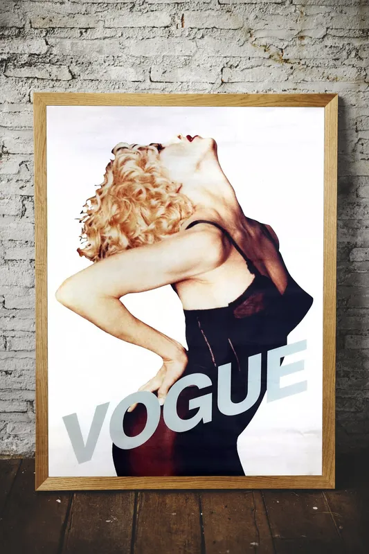 Постер «Обложка журнала Вог - Мадонна» над диваном в гостиной