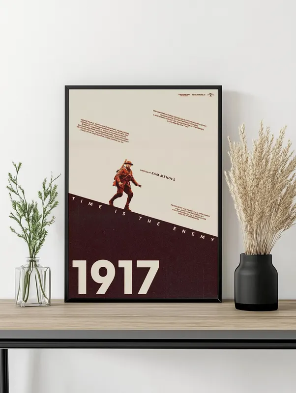 Постер «Постер 1917» над диваном в гостиной