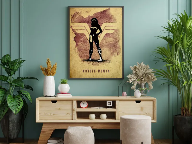 Постер «Чудо-женщина со знаком» над диваном в гостиной