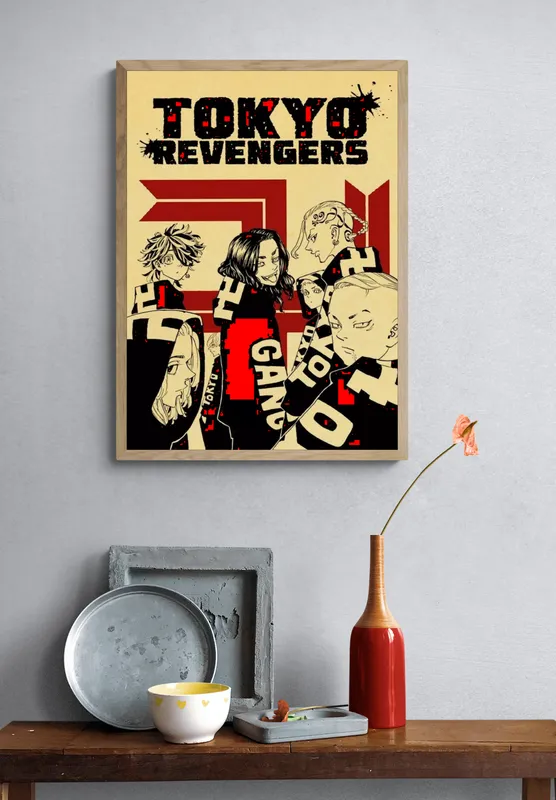 Постер «Tokyo Avengers» над диваном в гостиной
