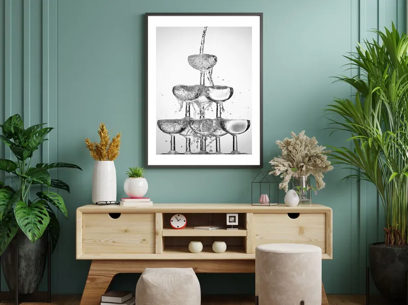 Постер «Алкогольная пирамида» на стене в офисе