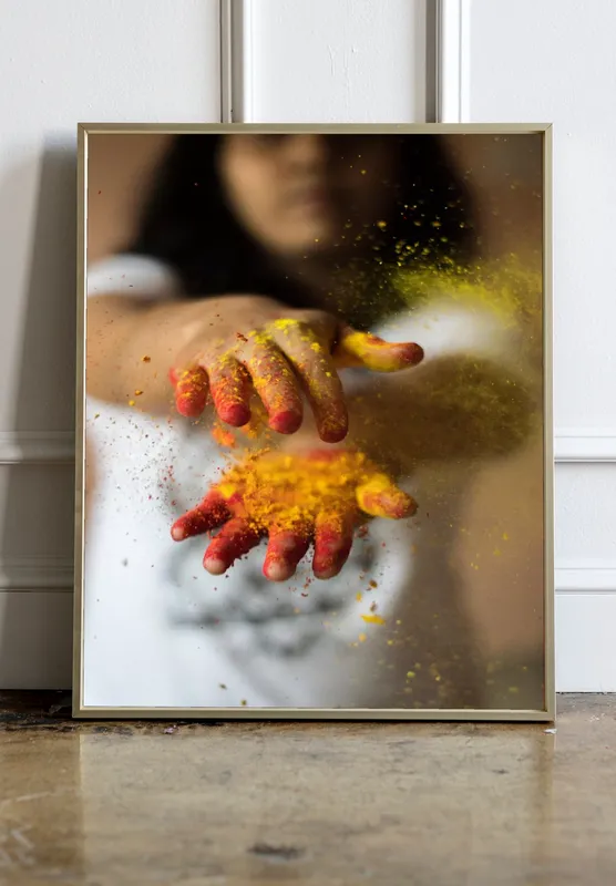 Постер «Красно-желтая краска» над диваном в гостиной