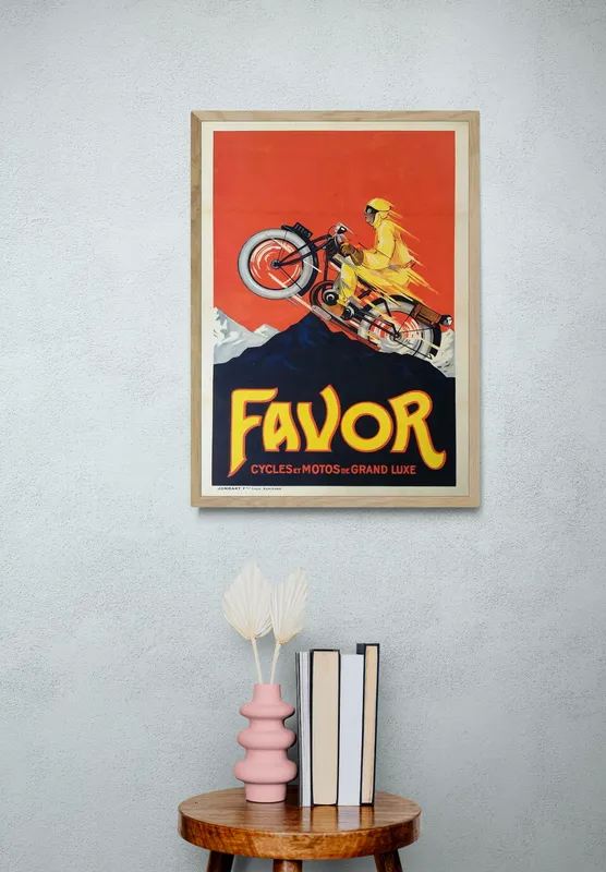 Постер «Мотоциклы - Роскошный мотоцикл» над диваном в гостиной