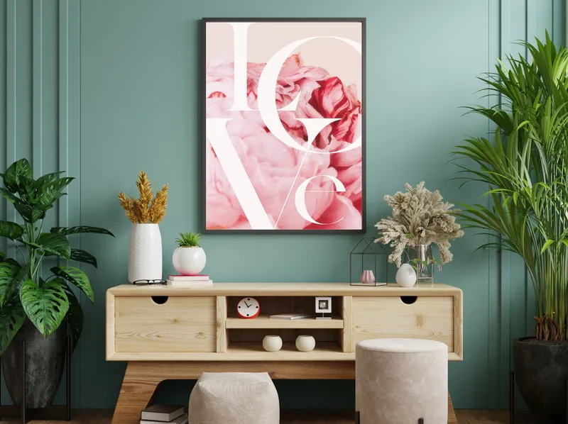 Постер «Розовые цветы с надписью love» над диваном в гостиной