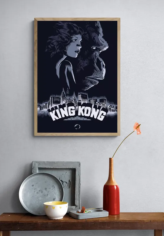 Постер «Постер Кинг Конг» над диваном в гостиной
