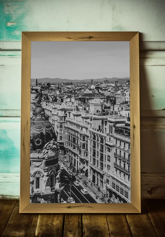 Постер «Мадрид» над диваном в гостиной