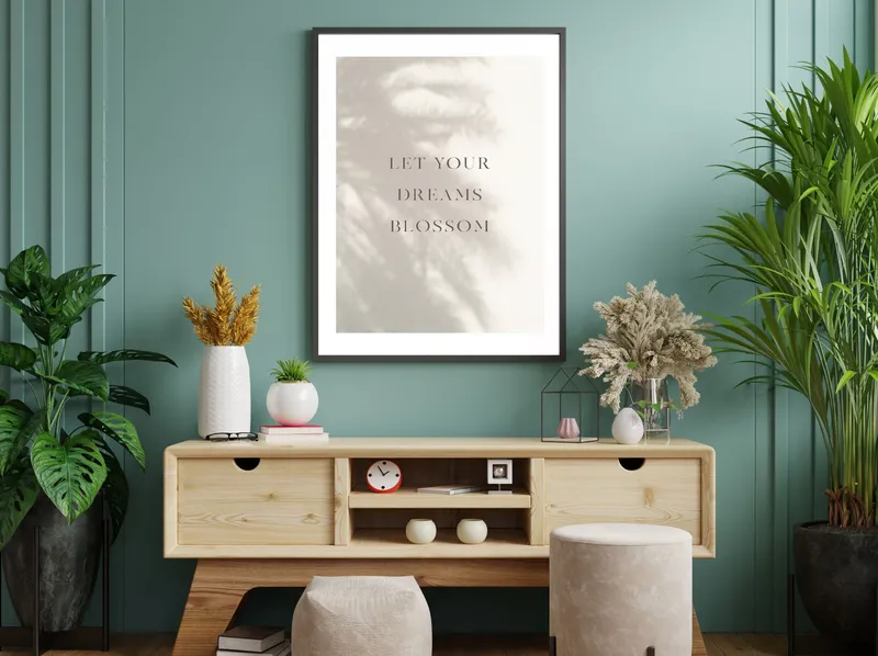 Постер «Пусть ваши мечты расцветут» над диваном в гостиной