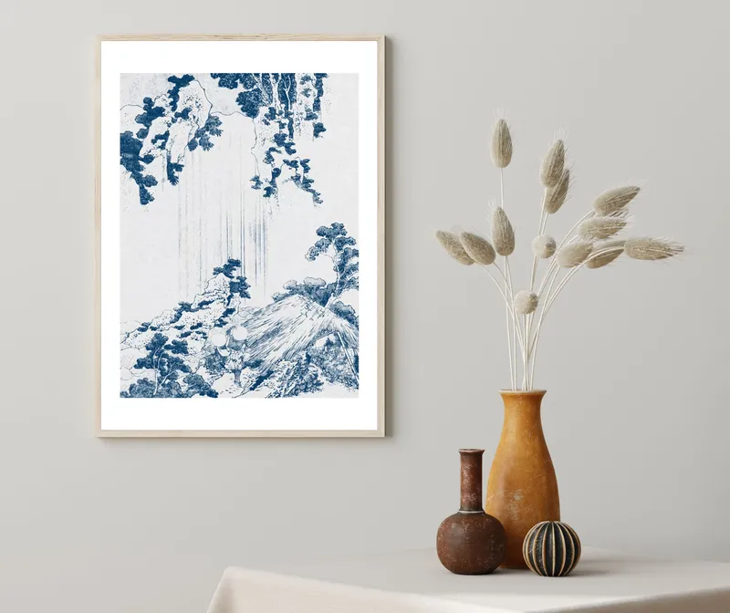 Постер «Водопад» над диваном в гостиной