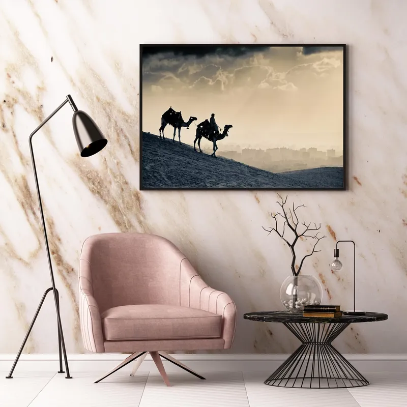 Постер «Постеры Верблюды в пустыне» над диваном в гостиной
