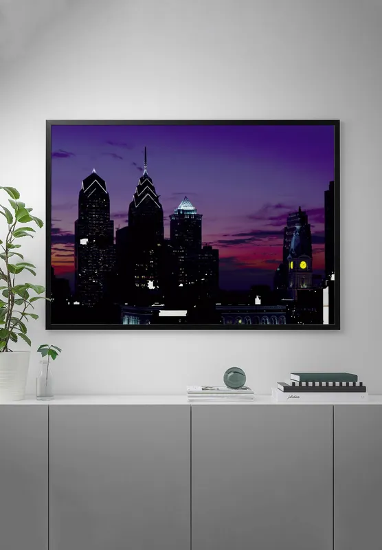 Постер «Ночная Филадельфия» над диваном в гостиной