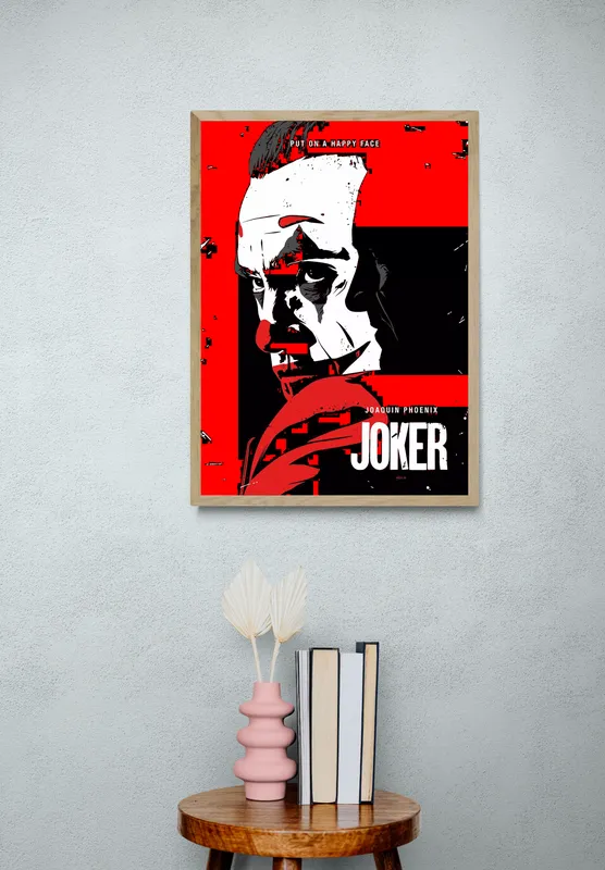 Постер «Джокер - Взгляд» над диваном в гостиной