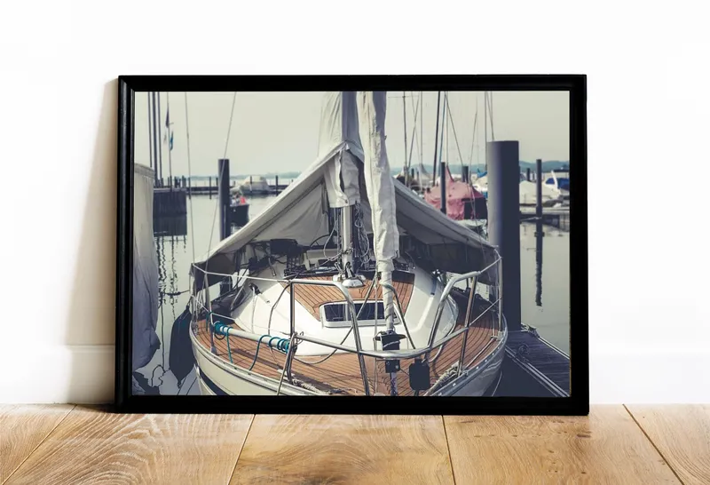 Постер «Постер Яхта» над диваном в гостиной