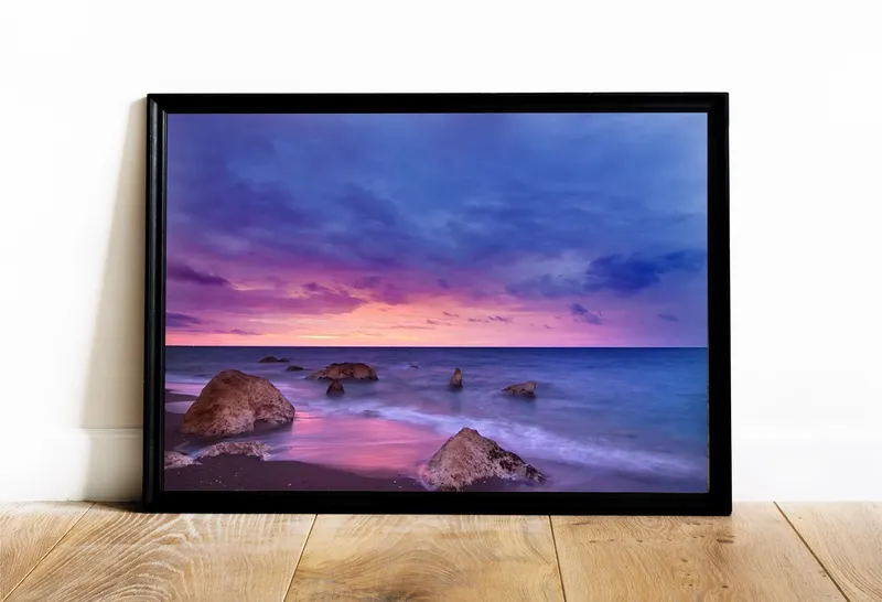 Постер «Синий закат» над диваном в гостиной