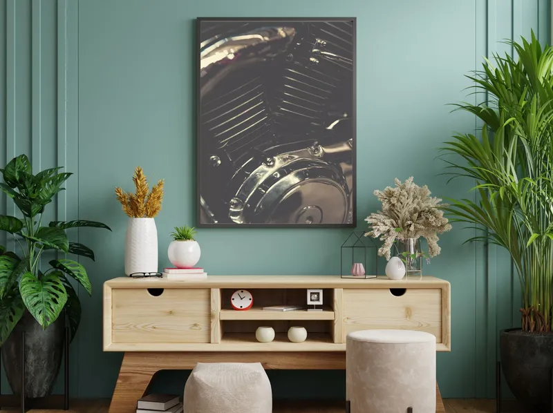 Постер «Двигатель мотоцикла» над диваном в гостиной