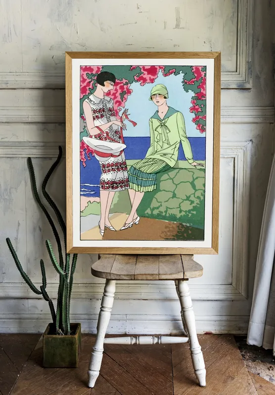 Постер «Лето - Две женщины в летних платьях» над диваном в гостиной