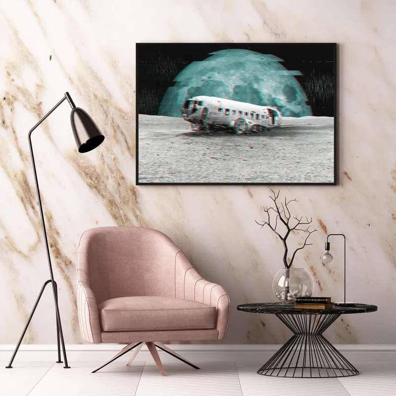 Постер «Крушение самолета в стиле глитч» над диваном в гостиной