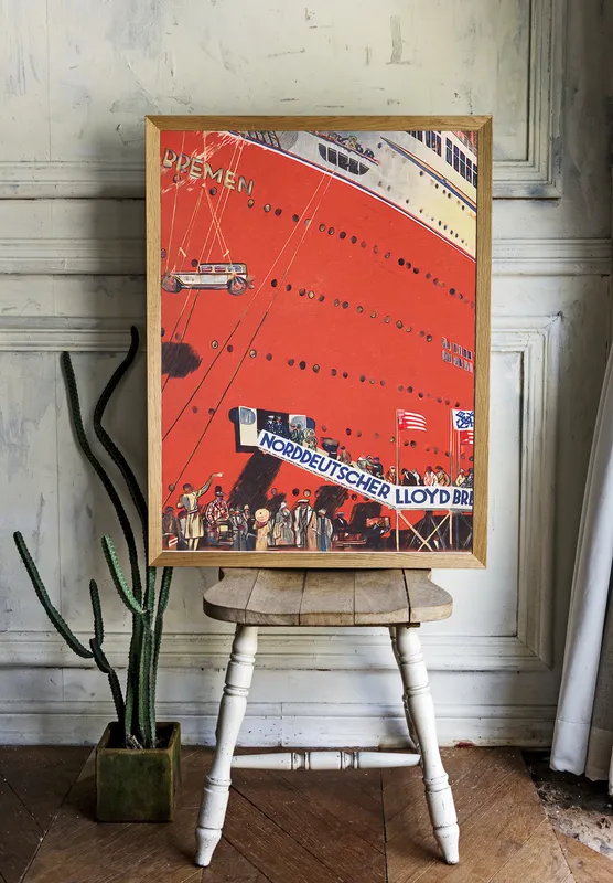 Постер «Круизный лайнер» на стене в офисе