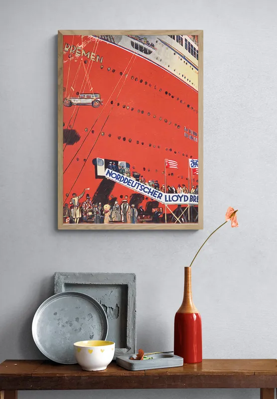 Постер «Круизный лайнер» над диваном в гостиной