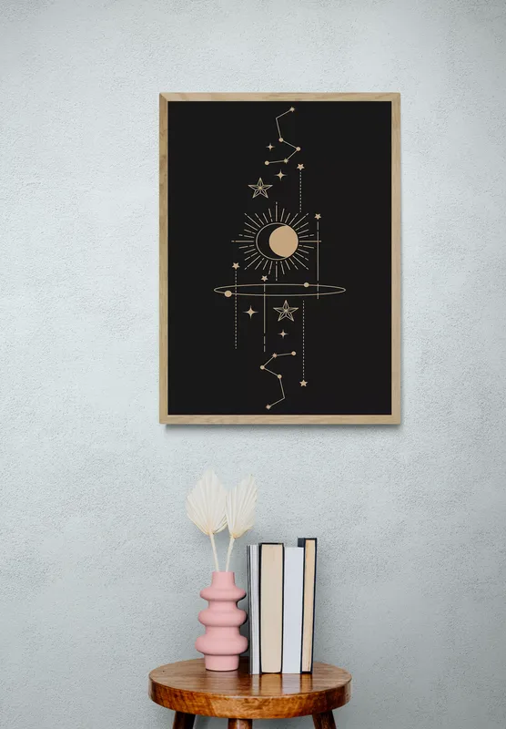 Постер «Планеты - Луна в солнце» над диваном в гостиной