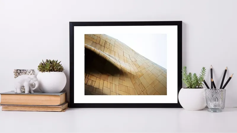 Постер «Геометричная Стена» на стене в офисе