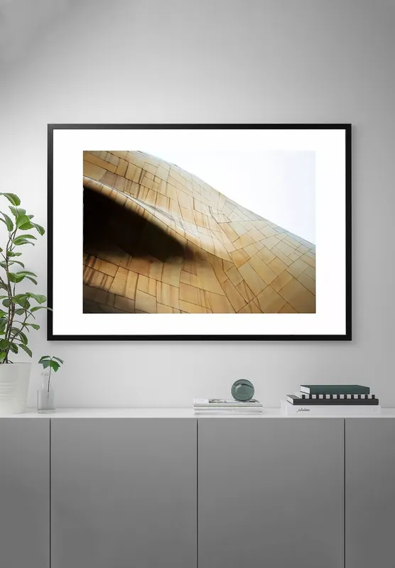 Постер «Геометричная Стена» над диваном в гостиной