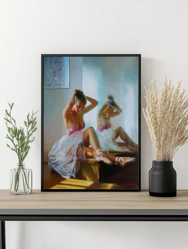 Постер «Балет - Балерина готовится к репетиции» над диваном в гостиной