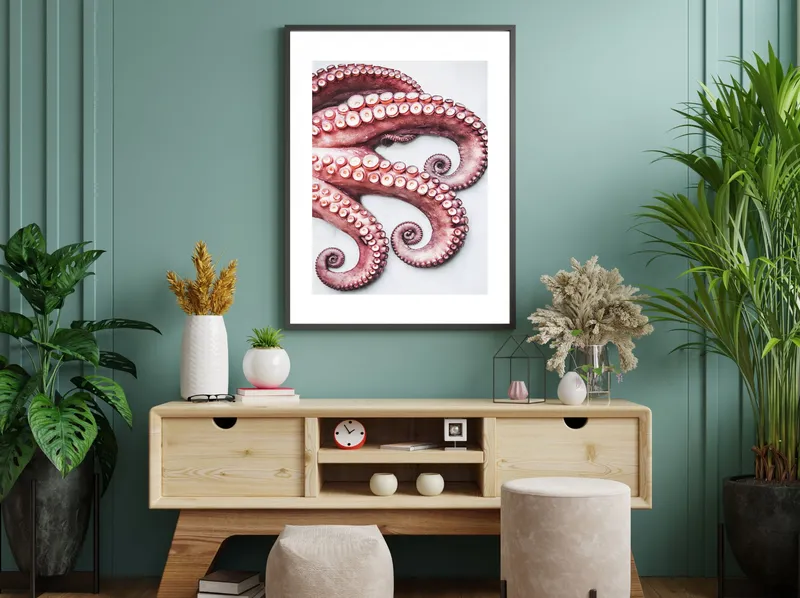 Постер «Щупальца Осьминога» над диваном в гостиной