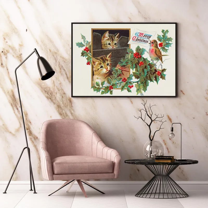 Постер «Котята на рождественской открытке» над диваном в гостиной