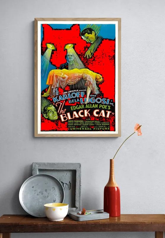 Постер «Черный кот 1934» над диваном в гостиной