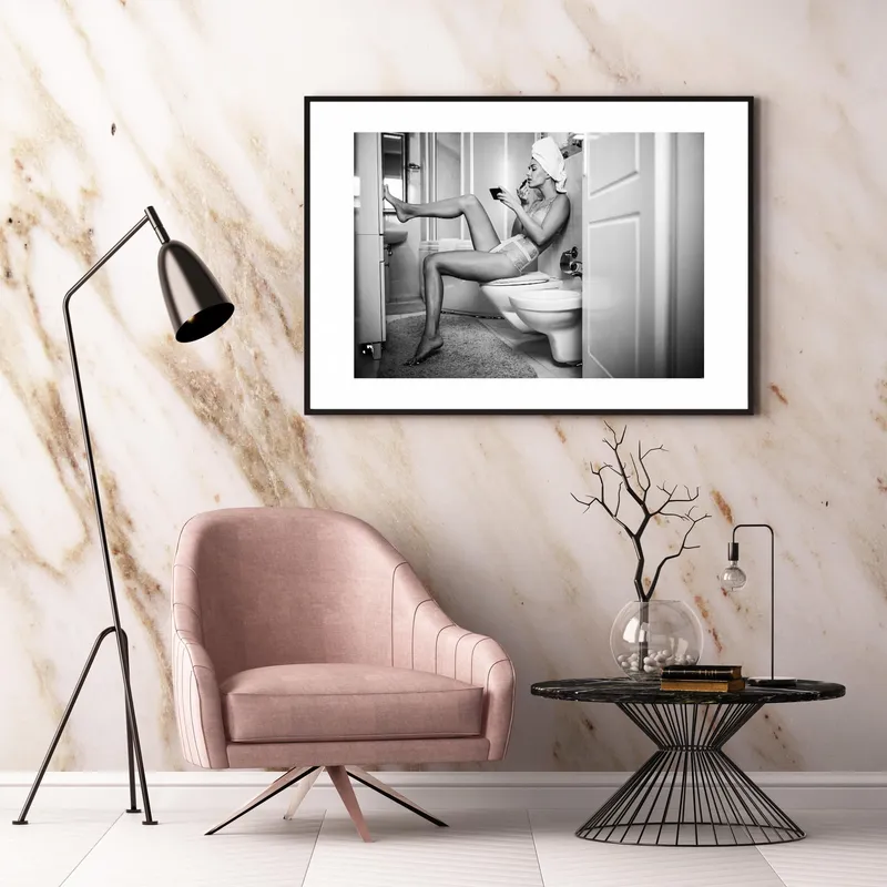 Постер «Утренний Макияж» над диваном в гостиной