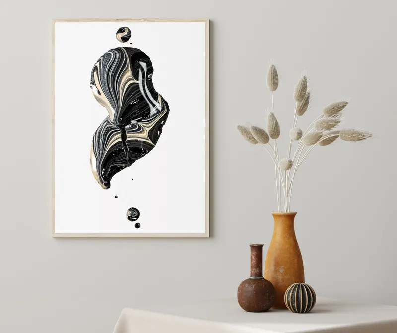 Постер «Элегантные капли» на стене в офисе