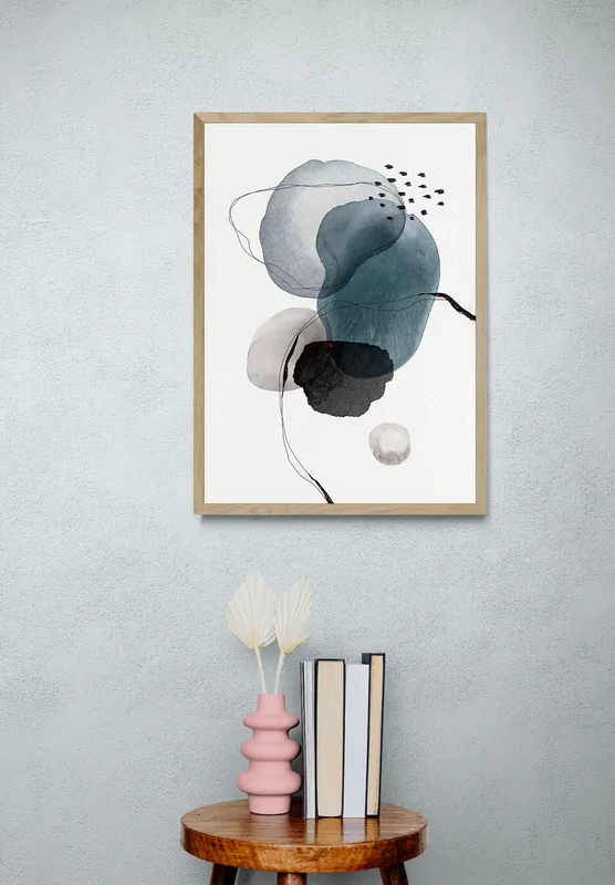 Постер «Акварельные пятна» над диваном в гостиной