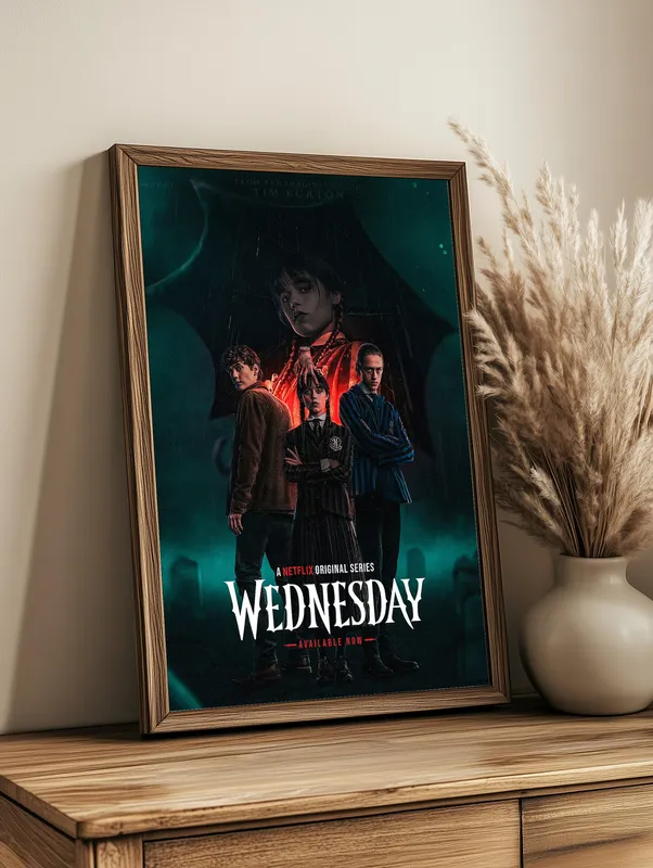 Постер «Wednesday. Тайлер и Ксавье Торп» над диваном в гостиной