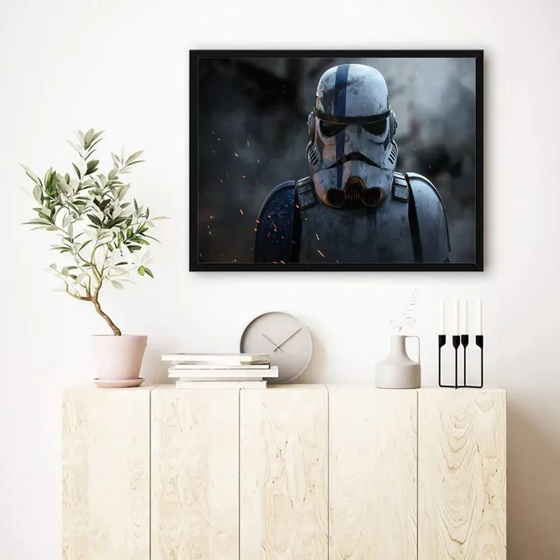 Постер «Стормтрупер» над диваном в гостиной